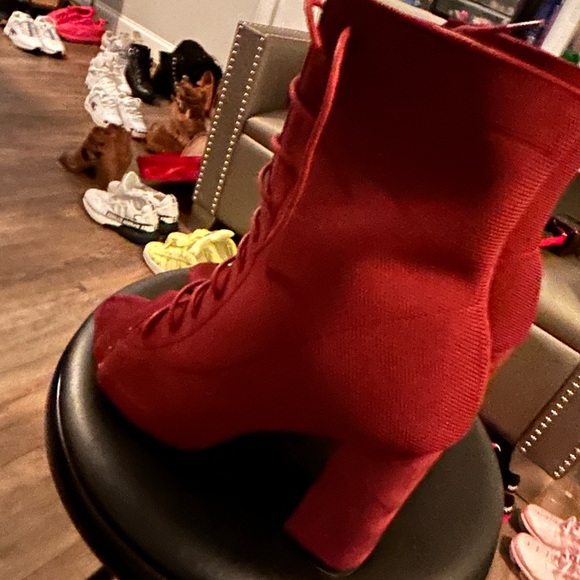 Cute size 9 burgundy ankle tie up boots - Picture 3 of 8